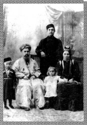 Мулла Хусаин Сеид Бурхан с семьей
